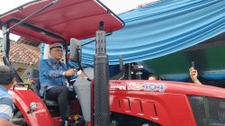 Dukungan kepada program Kementerian pertanian RI,Walikota Metro serahkan 19 traktor kepada kelompok Tani