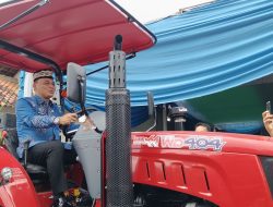 Dukungan kepada program Kementerian pertanian RI,Walikota Metro serahkan 19 traktor kepada kelompok Tani